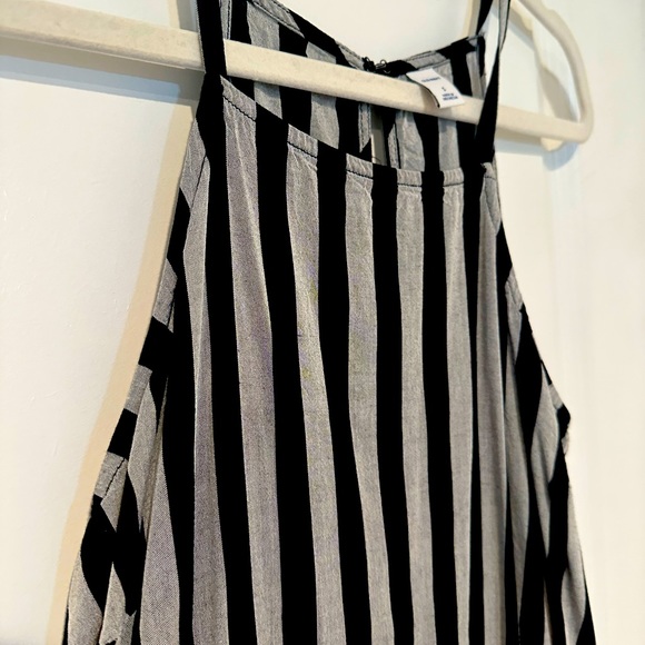Black and grey vertical striped flowy tank - Picture 2 of 4